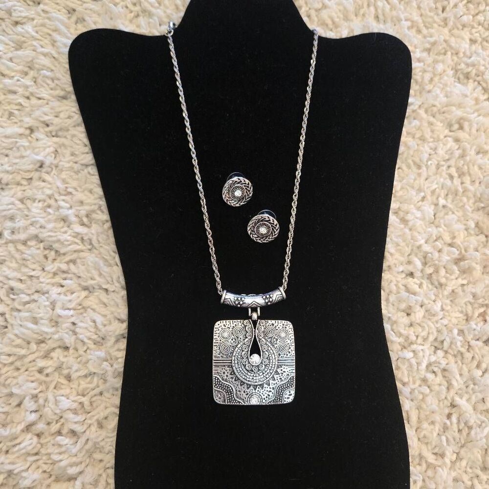 NEW SW Geometric Engraved Medallion Necklace with Earrings Set